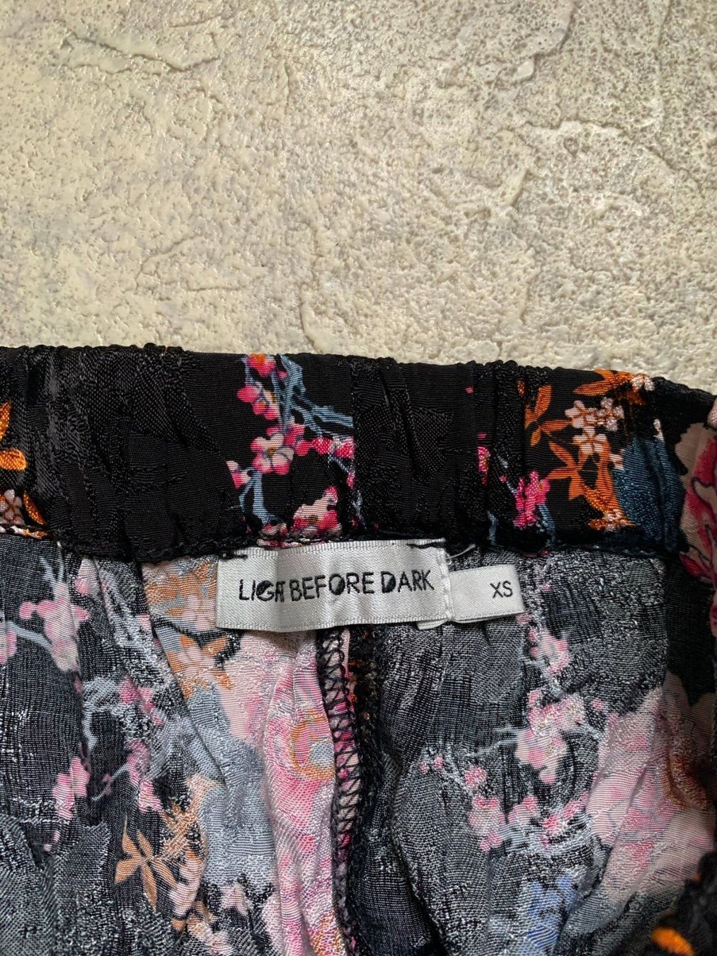 Hosen: LIGHT BEFORE DARK - Satin Hose geblümt XS – Gebraucht aus Zürich von Diazaio 2