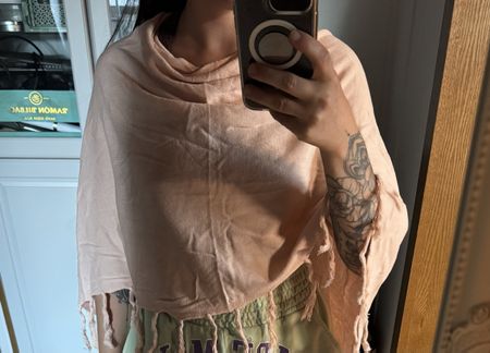 Damen Poncho leicht rosa mit Fransen guter Zustand