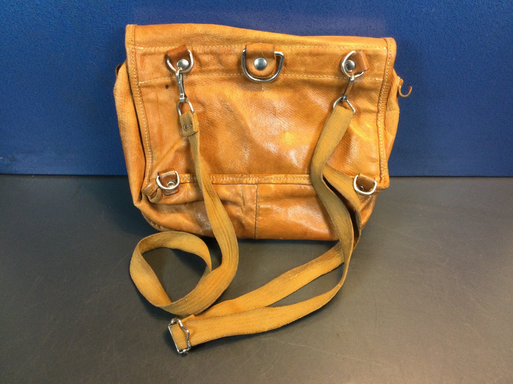 Schilder: Gebrauchte Vintage Ledertasche Umhängetasche – Gebraucht aus Wangen SZ von kuriosum12 4