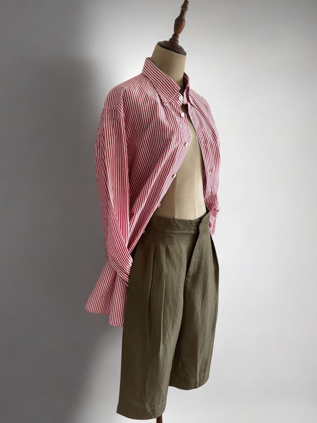 Kiton Camicie: Kiton Button Down Leinen Hemd / gestreift rot - weiss – Usato da Zürich venduto da Recode.Fashion 1