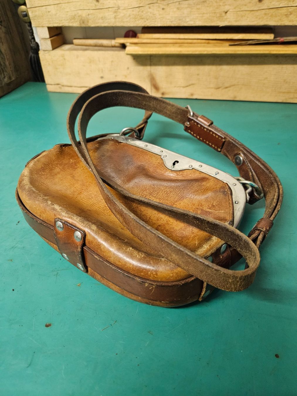 Schweizer Armee Uniformi: Ledertasche Schweizer Armee Bahn SBB Post Tasche PTT Vintage – Usato da Ostermundigen venduto da Swissmarmota
