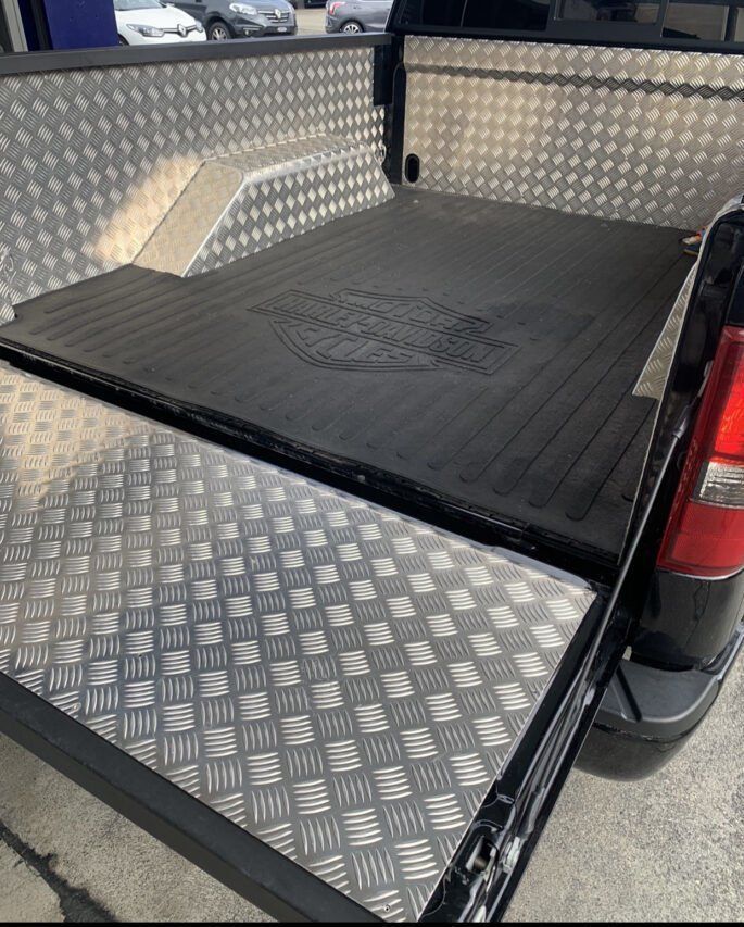 Ford Tappeti & Tappetini: Ford F150 Harley Davidson Pickup Matte – Usato da Alpnach Dorf venduto da Americandream