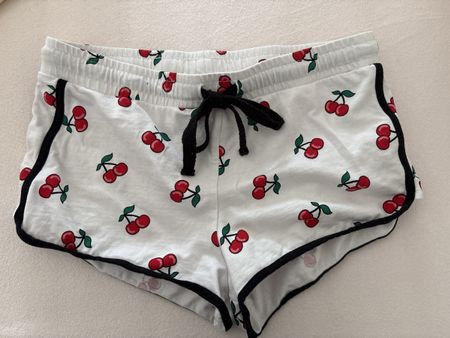 Kurze Hose mit Kirschenprint Grösse S weiss neu