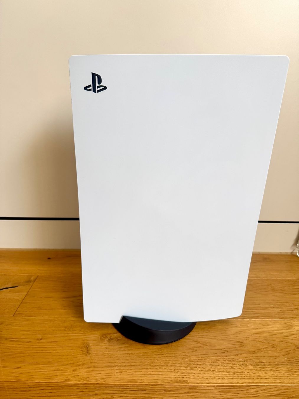 Sony Konsolen: PS5 Disc Edition mit 2 x DS Controller + PS5 Kopfhörer – Gebraucht aus Nottwil von Sukhoi 3