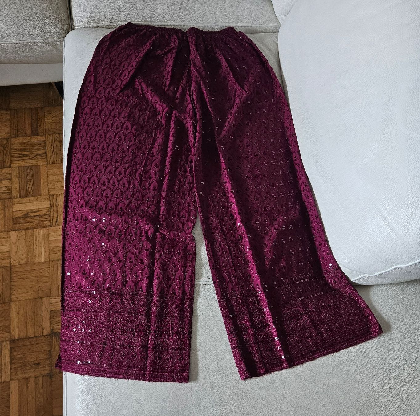 Pantaloni: Pantalon brodé avec strass – Nuovo e nell'imballaggio originale da Les Acacias venduto da minnie6