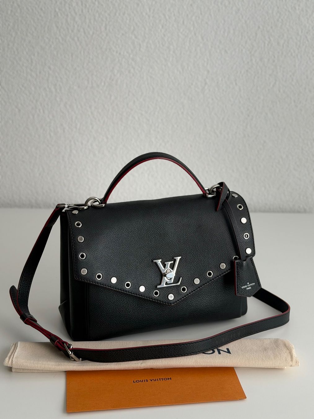 Louis Vuitton Borse da donna: Louis Vuitton MyLockMe Rivets Noir – Usato da Reinach AG venduto da RobbisB 2
