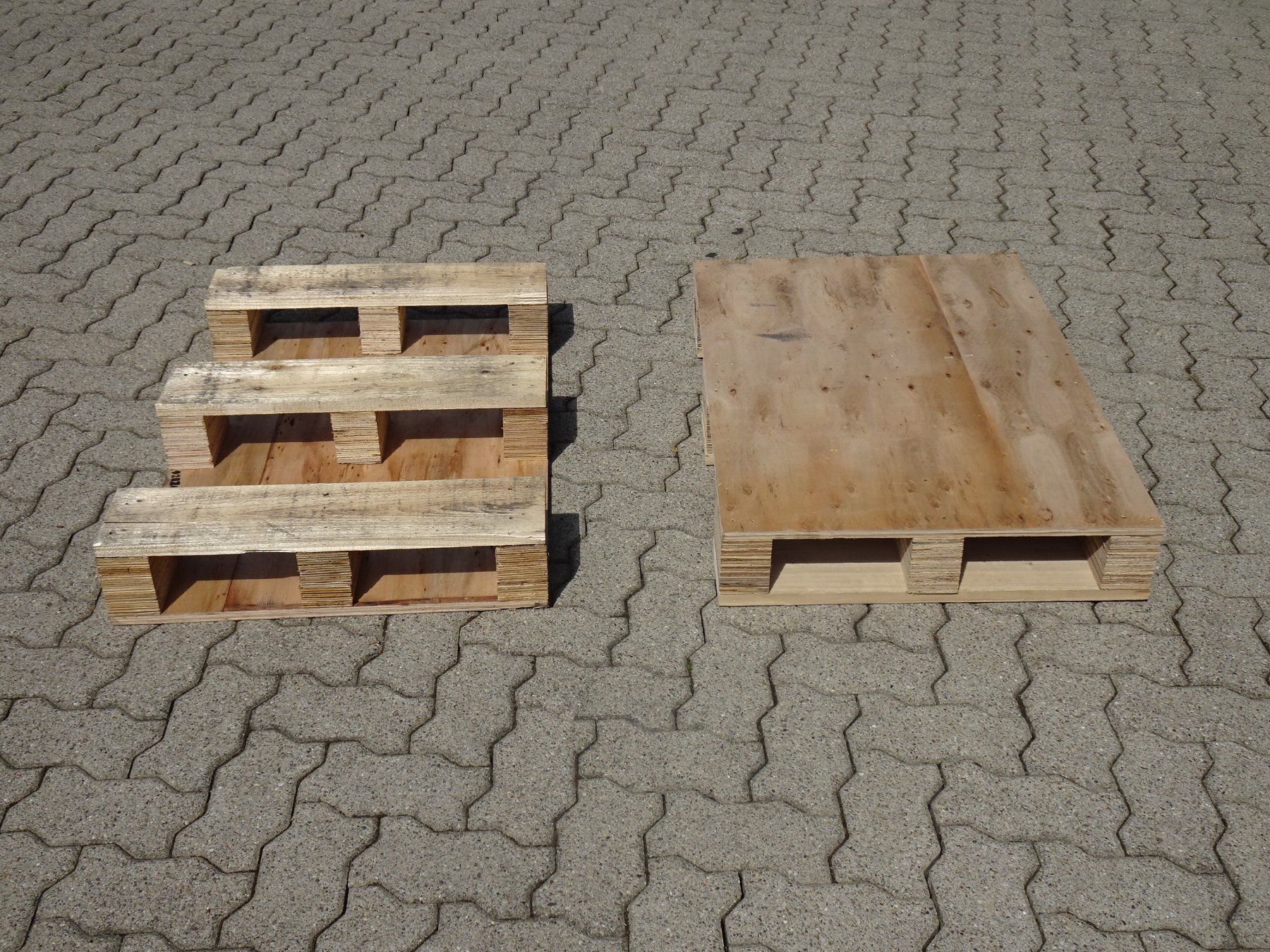 Pallets: 2 kleine Holzpaletten – Usato da Winkel venduto da rsuzh