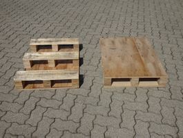 2 kleine Holzpaletten