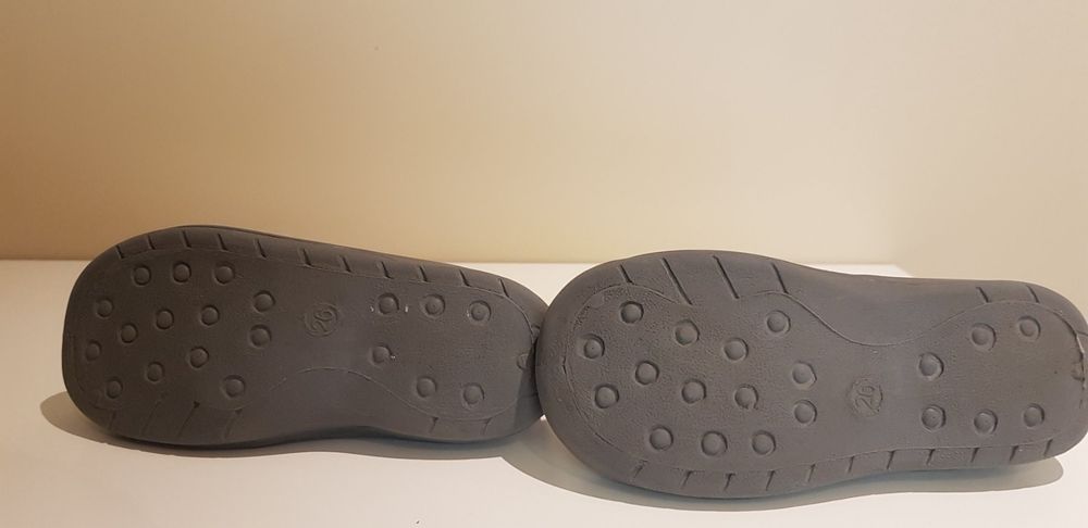 Chaussures garçon: Hausschuhe grau gestreift, Gr. 26 – D'occasion à Dietikon par grafad 4