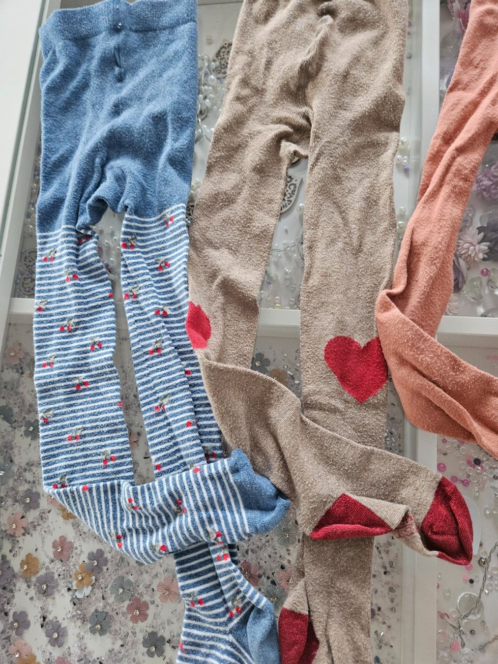 Lotti & Set di vestiti: 4 Paar Kinderstrumpfhosen gemischt – Usato da Unterägeri venduto da Sleepbear 1