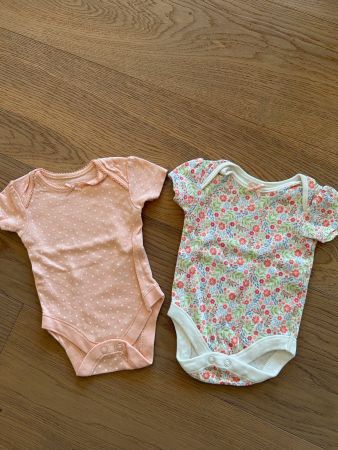 2 hübsche Bodies Grösse 50/56 nie getragen