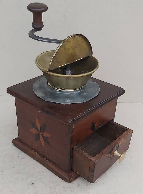 Macchine per caffè & Macchine per espresso: Uralte Nussbaum Kaffeemühle mit Sternen um 1880 – Usato da Frasnacht venduto da Carawill 3