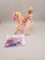 Barbie im weissen Kleid und Pferd