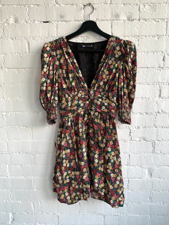 Tolles Kleid mit Blumenmuster von Zara / Gr. S