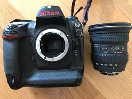 Nikon D2x DSLR mit Weitwinkel Objektiv und Blitz