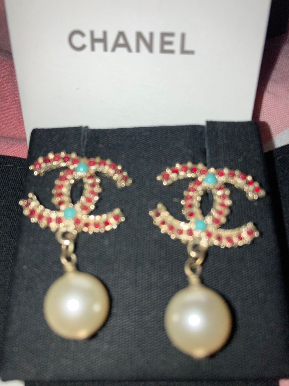 Chanel Orecchini pendenti & Orecchini a lobo: Chanel Perlen Ohrstecker mit Emaille Neu – Nuovo e nell'imballaggio originale da Zuerich venduto da SaTs-43 1