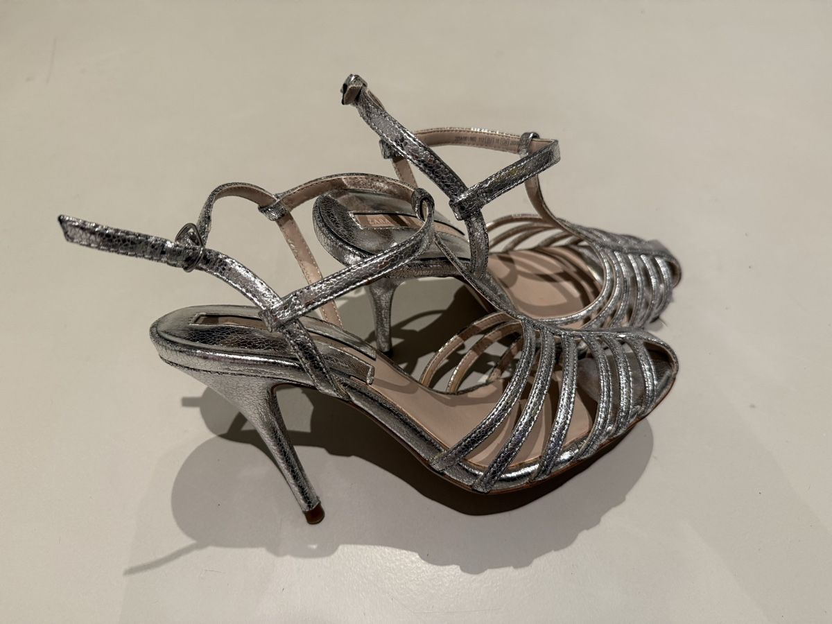 Zara Damenschuhe: Neuwertige silberne High Heels Gr. 38, Zara Basic Collection – Neu (gemäss Beschreibung) aus Hergiswil NW von Labello01 1