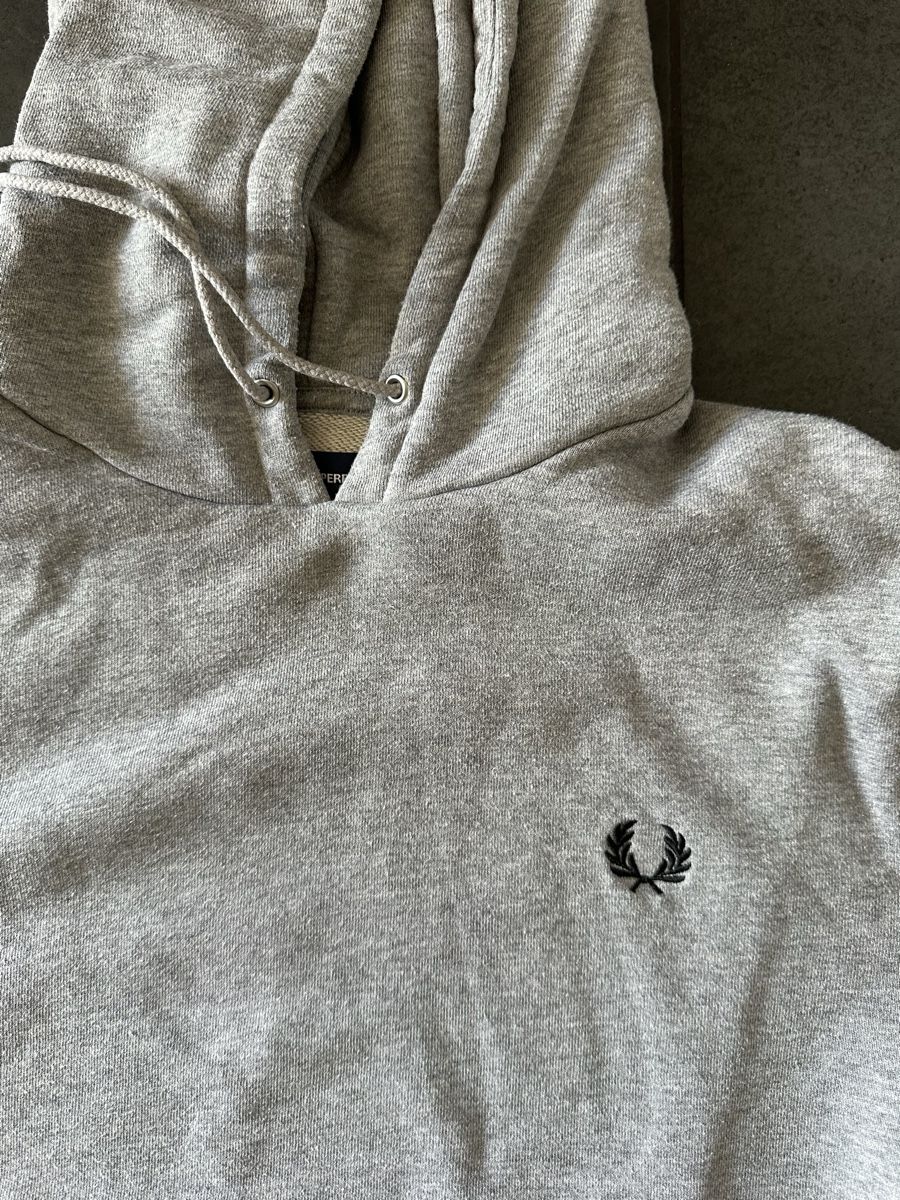 Fred Perry Pullover & Sweatshirts: Kapuzenpullover Fred Perry grau Grösse M guter Zustand – Gebraucht aus Illnau von han_6ymf 2