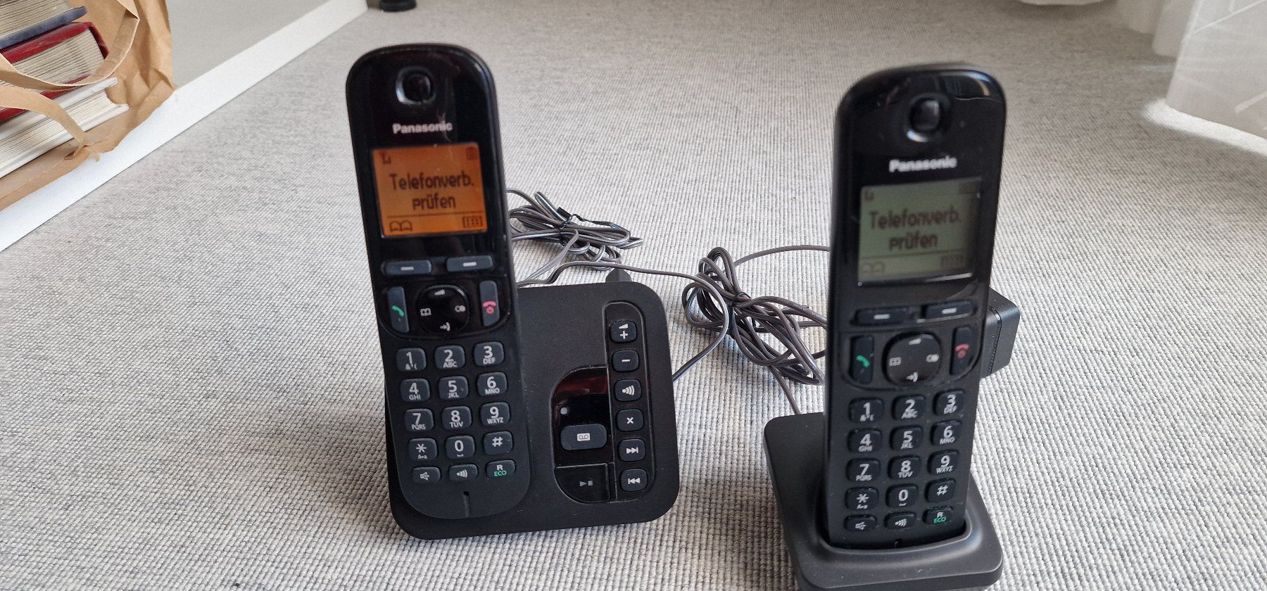 Panasonic Telefone: Panasonic DECT Basisstation mit 2 Funktelefonen (C220SL) – Gebraucht aus Fehraltorf von Hew