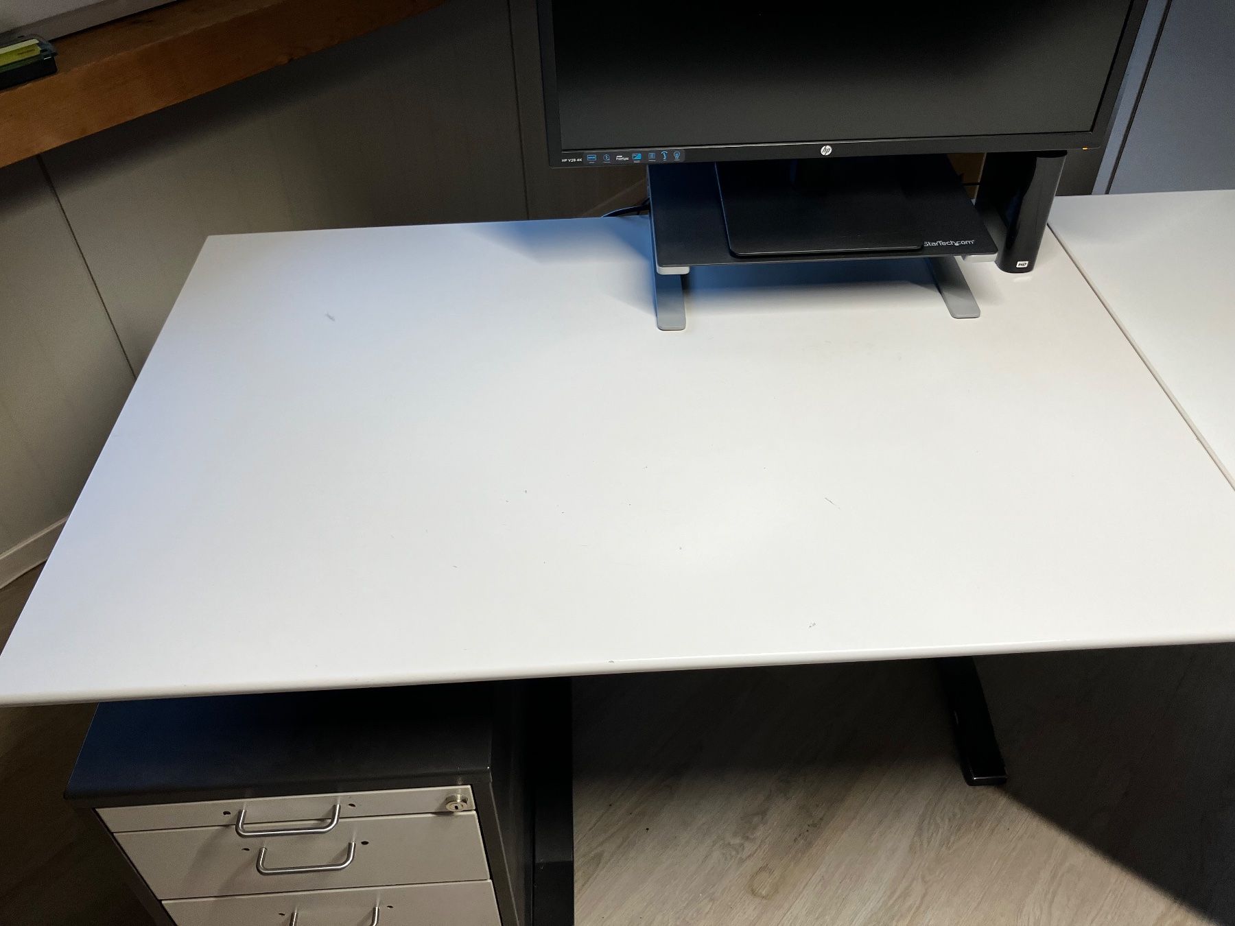 Scrivanie: Eckbürotisch mit Unterstellkorpus – Usato da Matten b. Interl venduto da aemt 1