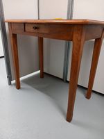 Tavolino in legno massello con cassetto 