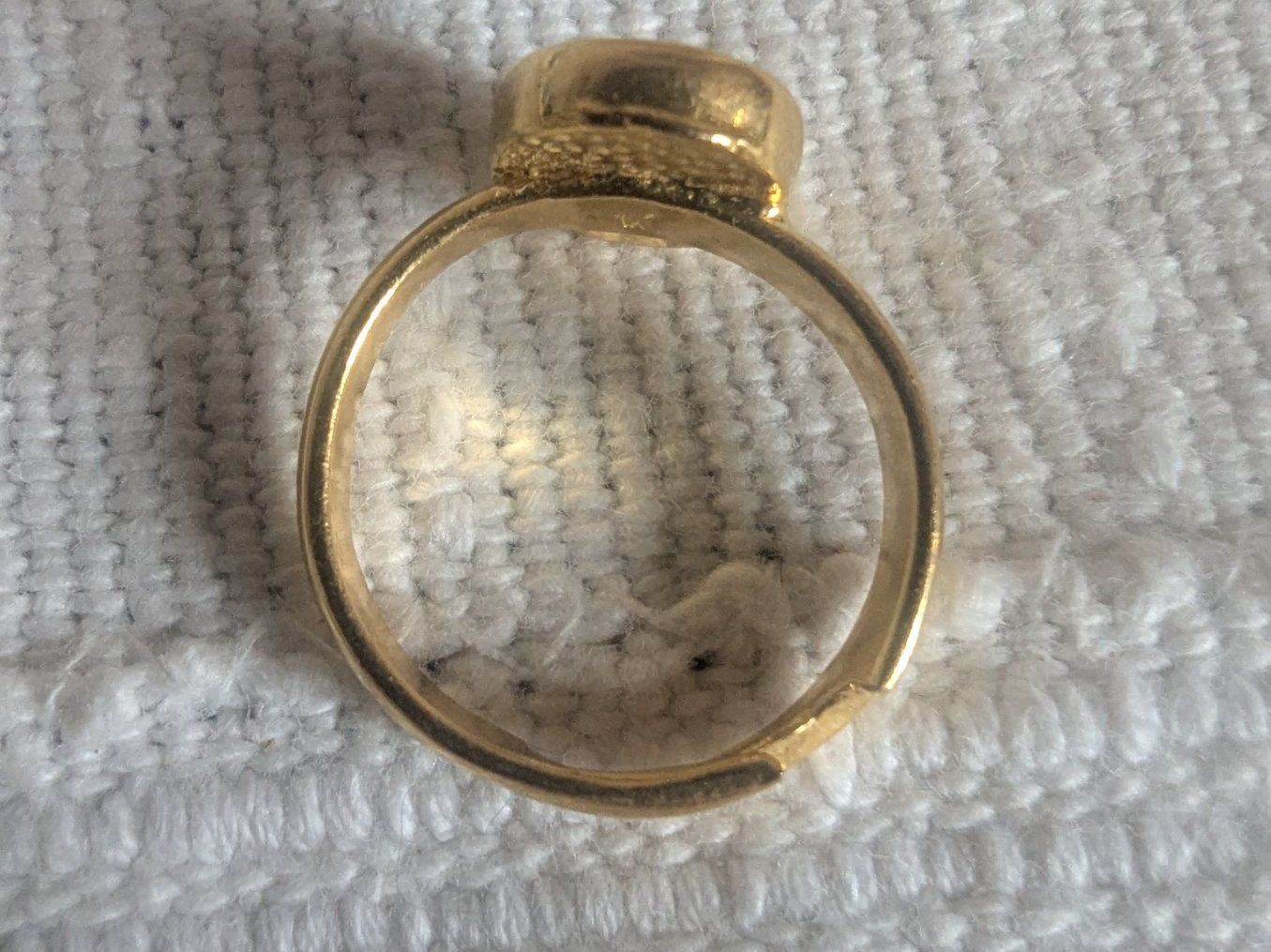 Anelli: Bague dorée vintage avec pierre bleue, taille réglable – Usato da Lausanne venduto da Nchiva 1