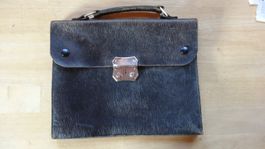 Sacoche vintage en cuir noir avec serrure argentée,