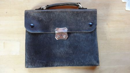 Sacoche vintage en cuir noir avec serrure argentée,
