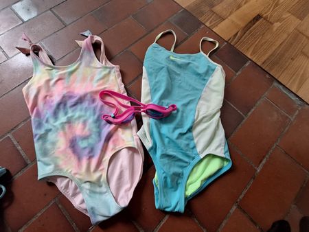 2 Schwimmanzüge 134 und Schwimmbrille