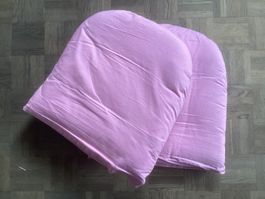 2 Stk. Stuhlkissen mit rosa Schutzhülle, neuwertig