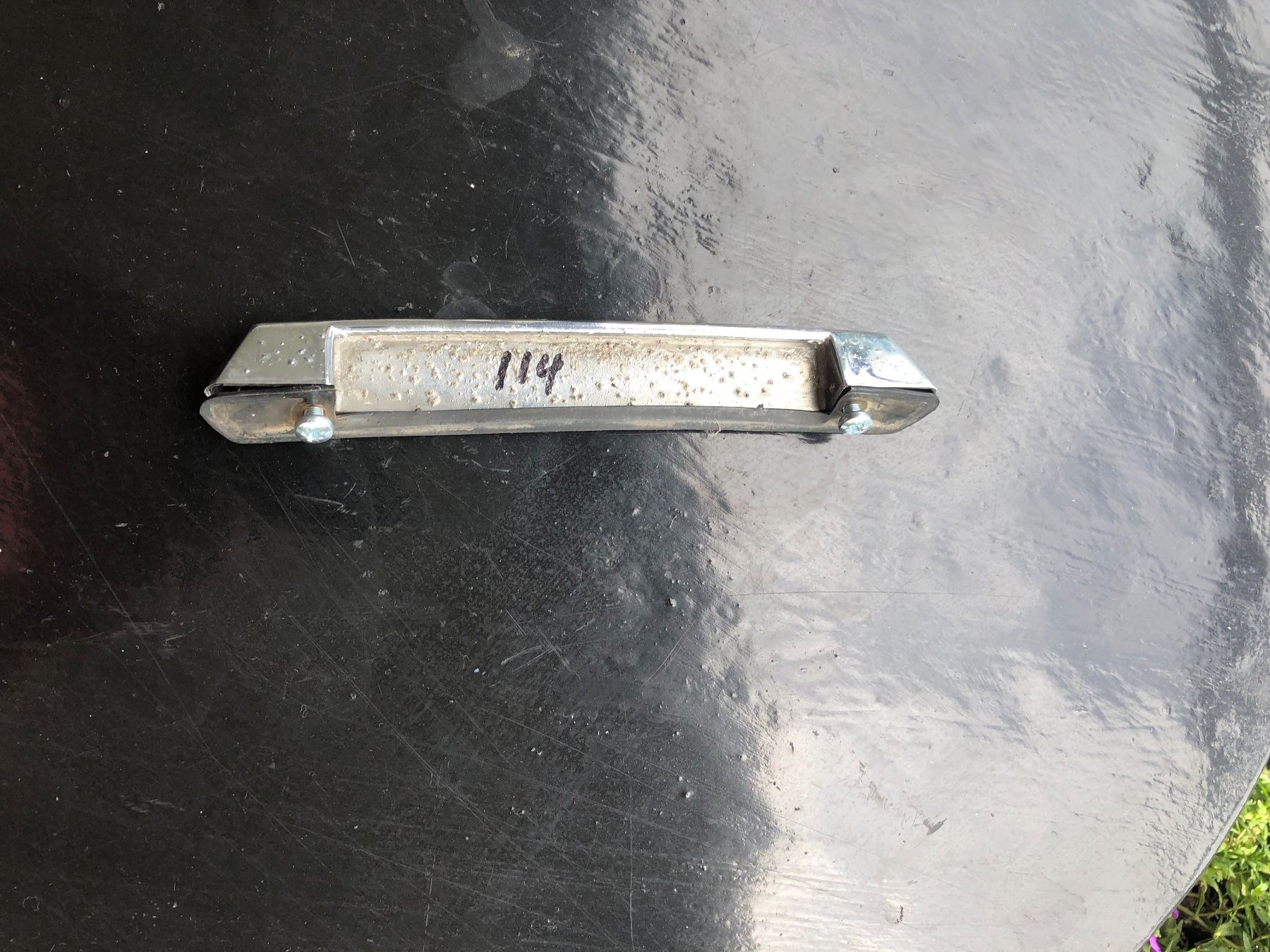 Mercedes-Benz Tutti pezzi di ricambio auto: Heckdeckelgriff Mercedes  W114/115 – Usato da Weesen venduto da shiva-5 1