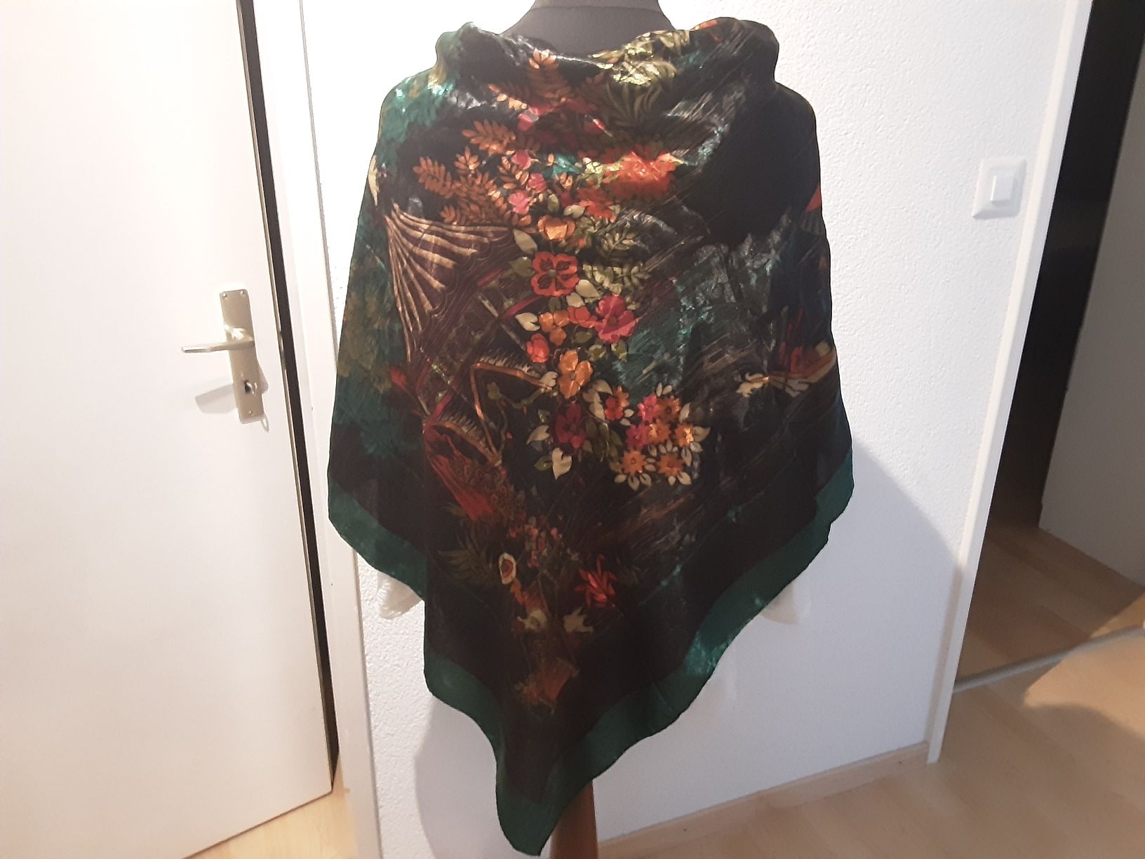 Foulard & Sciarpe: trachten tuch 120 Mal 120 – Nuovo e nell'imballaggio originale da wolfhalden venduto da 46464646 1