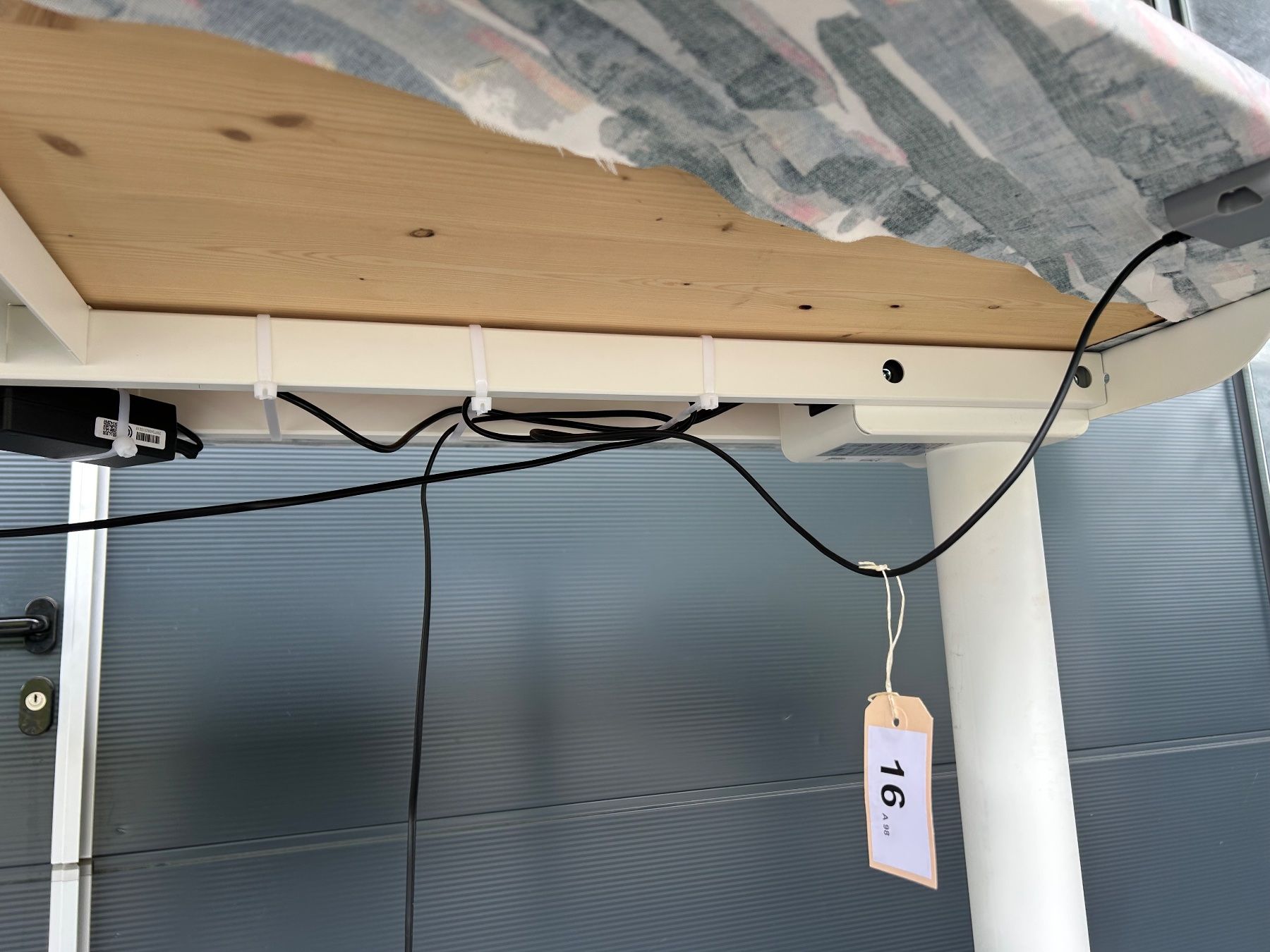 Ikea Scrivanie: Tisch höhenverstellbar – Usato da Thunstetten venduto da Chnuschti18 2
