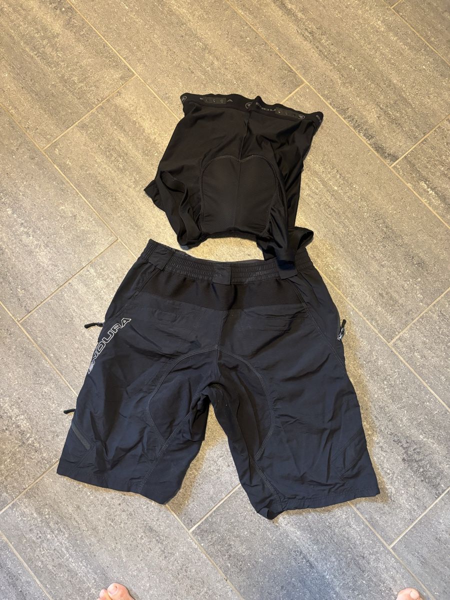 Endura Pantalons: Endura Hummvee Short II mit Liner – D'occasion à Küssnacht am Rigi par Duwir 1