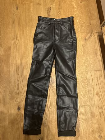 Schwarzi Kunstleder Hose, High Waist