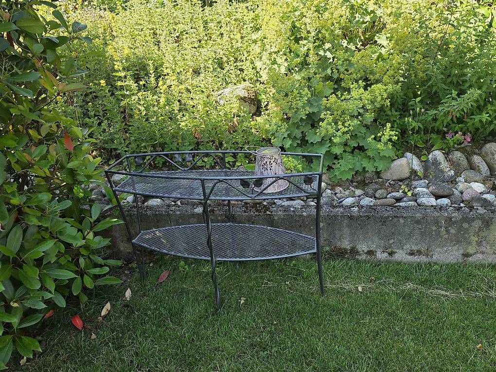 Set di tavolo e panche: Dekoratives Gartenmöbel-Set aus Metall – Usato da Moosseedorf venduto da ali_c9sn