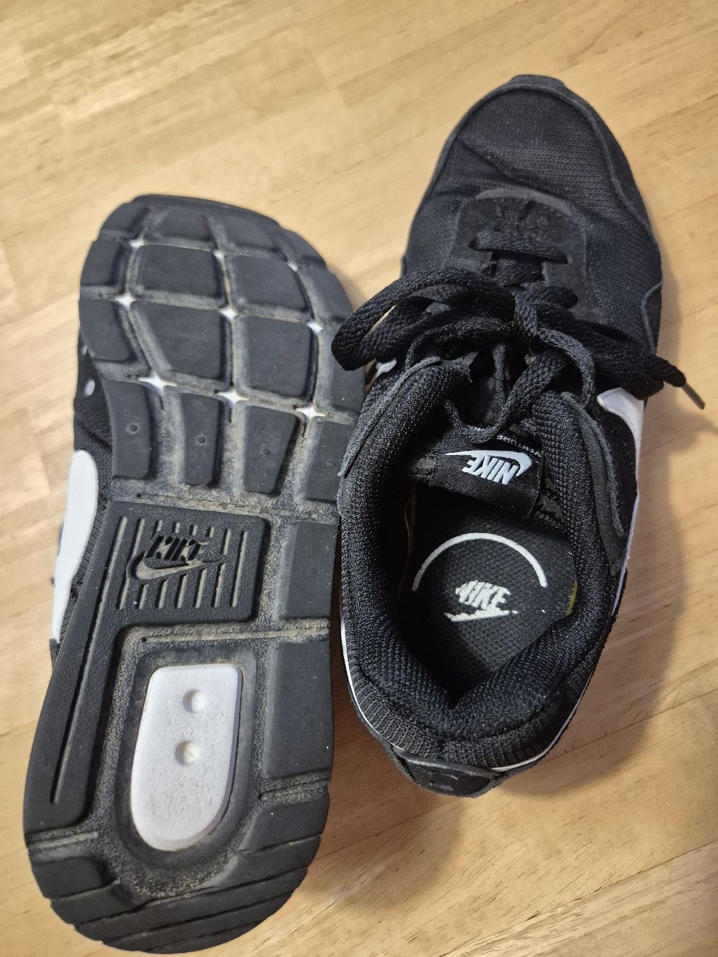 Nike Scarpe da uomo: Schwarze Nike Sneaker, Modell Venture Runner, Gr. 39 – Usato da Zürich venduto da Inanina 4