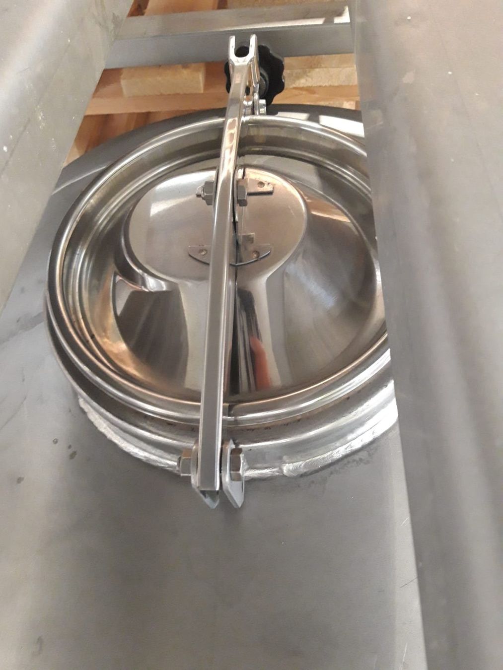 Abbeveratoi e trogoli: Chromstahltank, 600 Liter, lebensmittelgeeignet – Usato da Fehraltorf venduto da Swisscollector 4