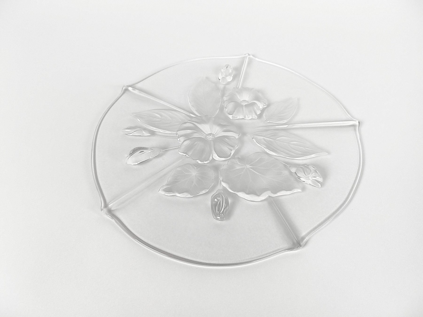 Servierplatten: Tortenplatte Glas mit Blumenmuster – Gebraucht aus Suhr von Restwert_Suhr