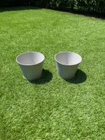2 kleine weisse Töpfe