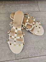 Schöne Pantoletten, Sandalen mit Nieten