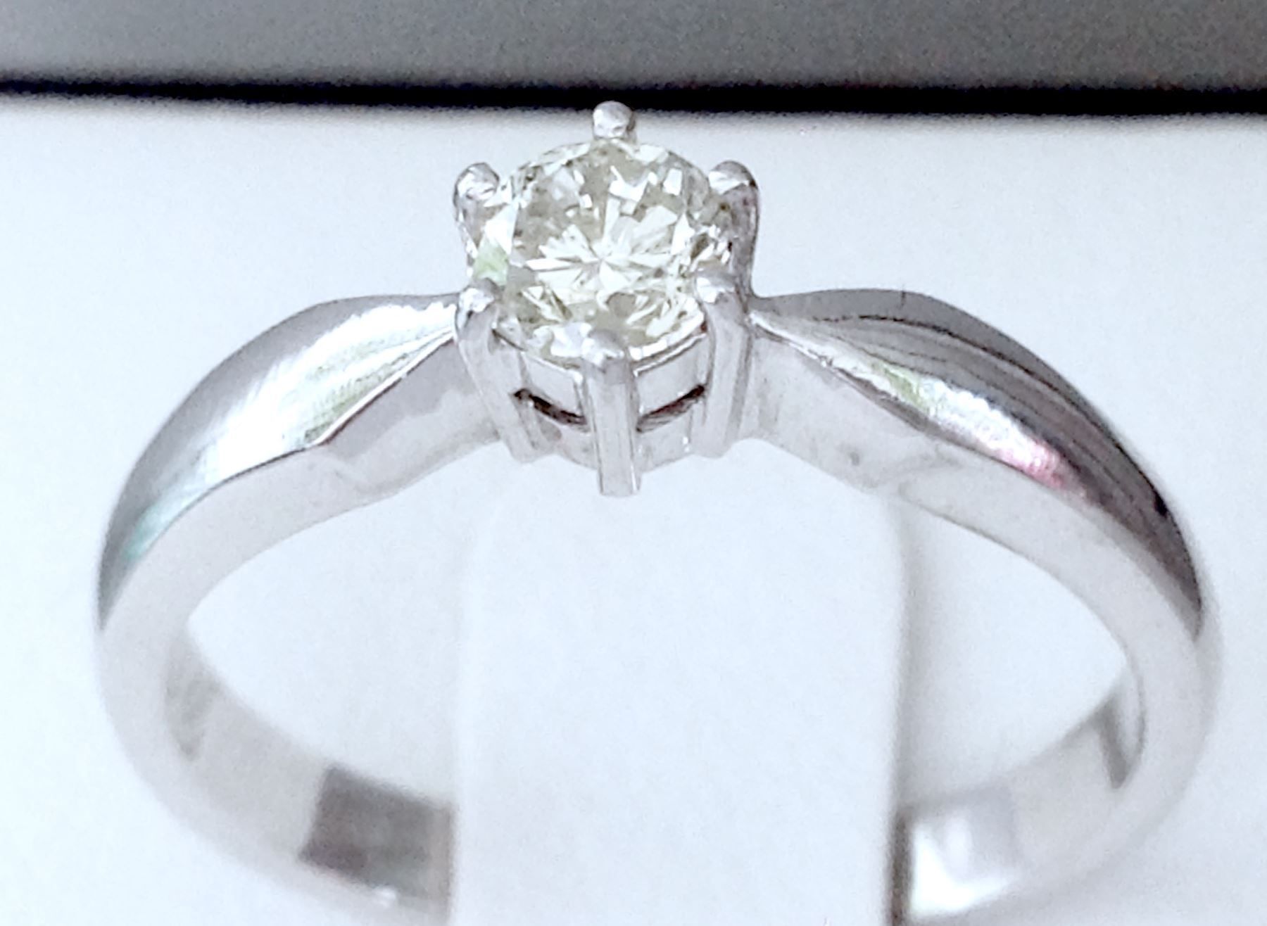 Ringe: NEUER DIAMANT-SOLITÄR RING 0.30ct WG750 – Neu und originalverpackt aus Roggwil /BE von elegance45