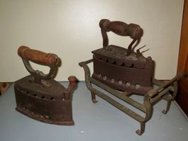 2 alte Bügeleisen mit Ständer