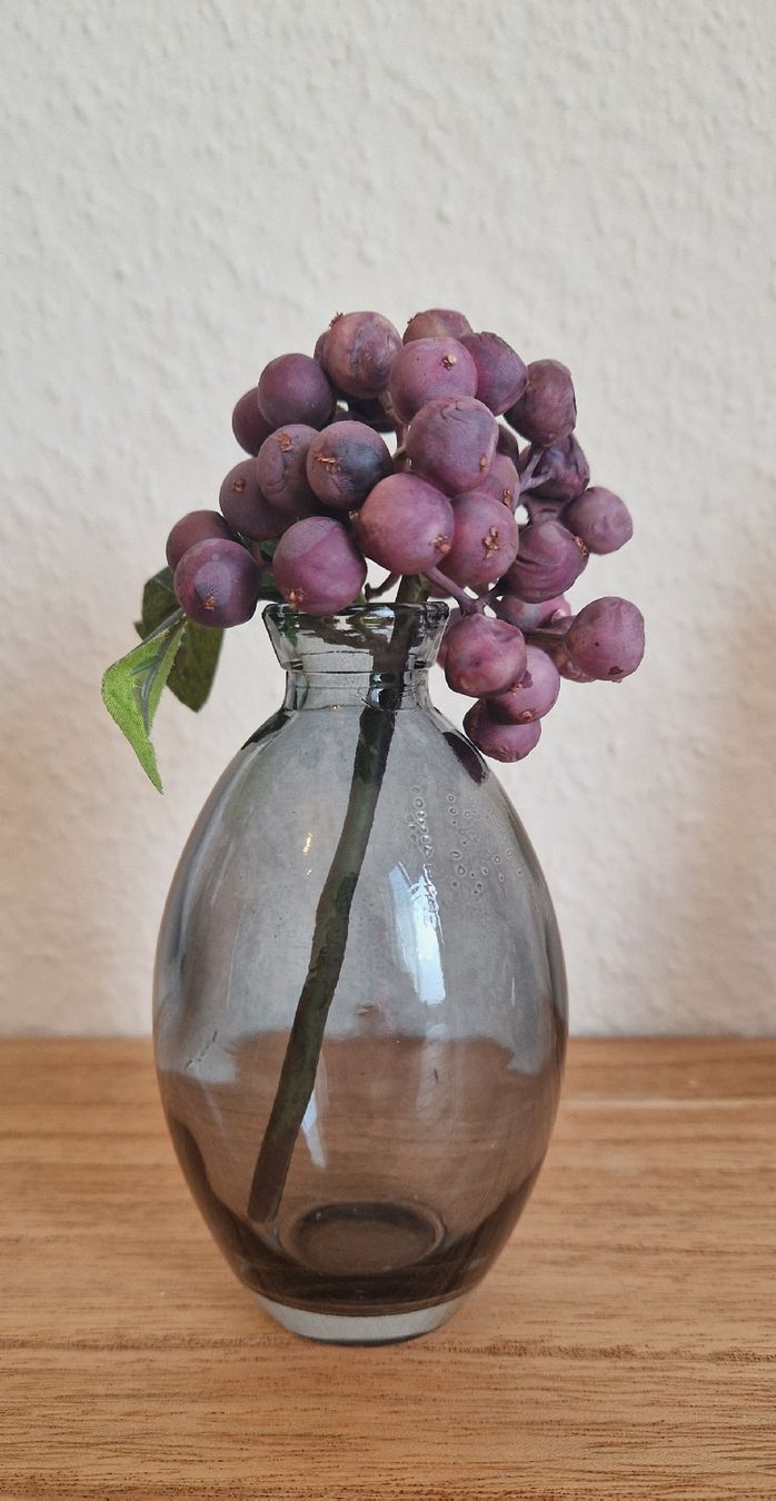 Alle Dekorationen: 3er-Set Dekovasen inkl. Blumen, Glas, grau – Neu (gemäss Beschreibung) aus Allschwil von merve_g 3