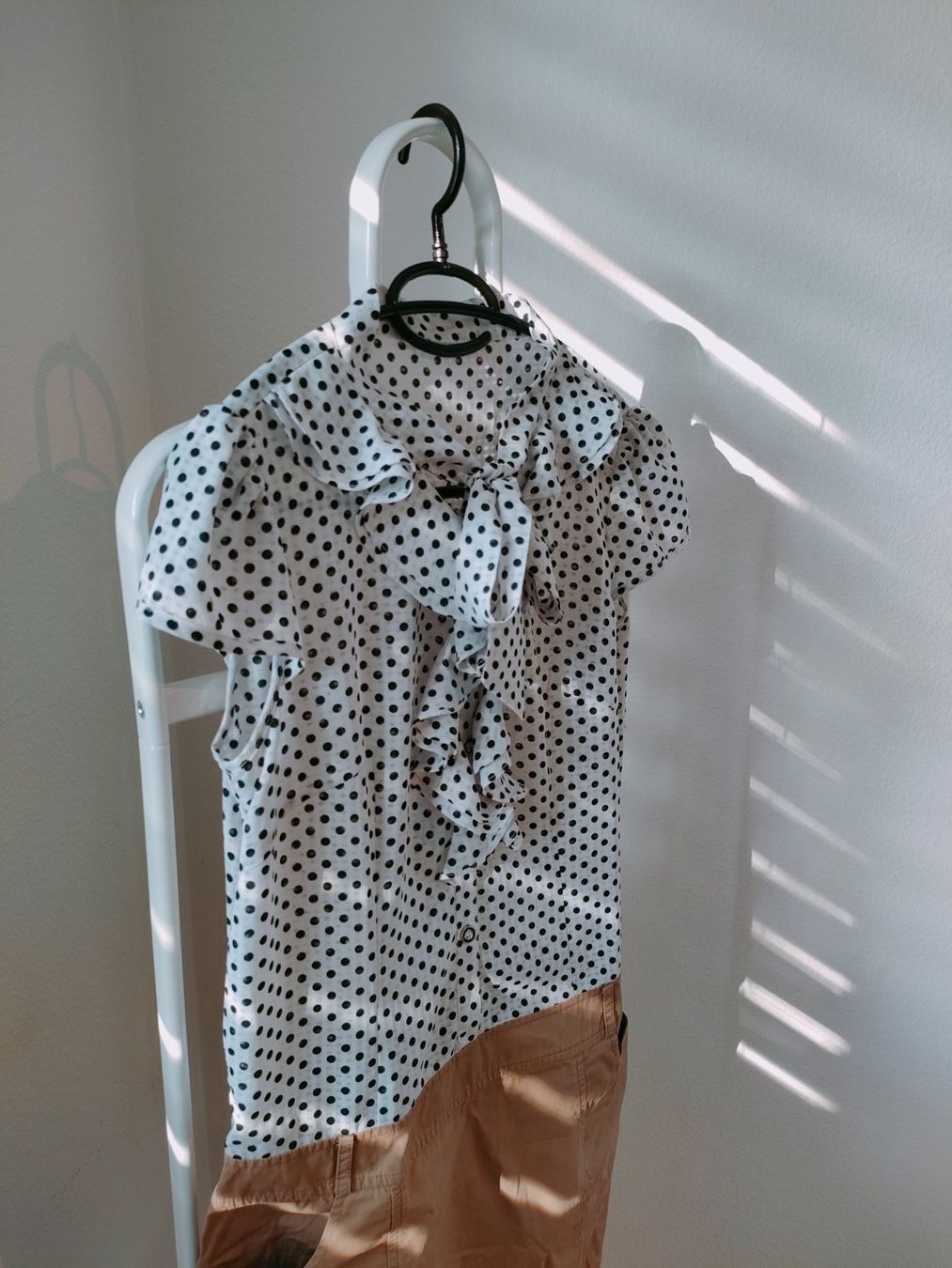 Vestiti: Originales Kleid mit schwarzen Punkten als Muster – Nuovo (secondo la descrizione) da Dietikon venduto da MJ_Sporting 4