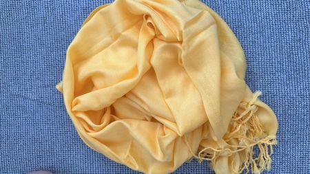 Écharpe PASHMINA 30%Soie jaune, douce et légère, neuve!
