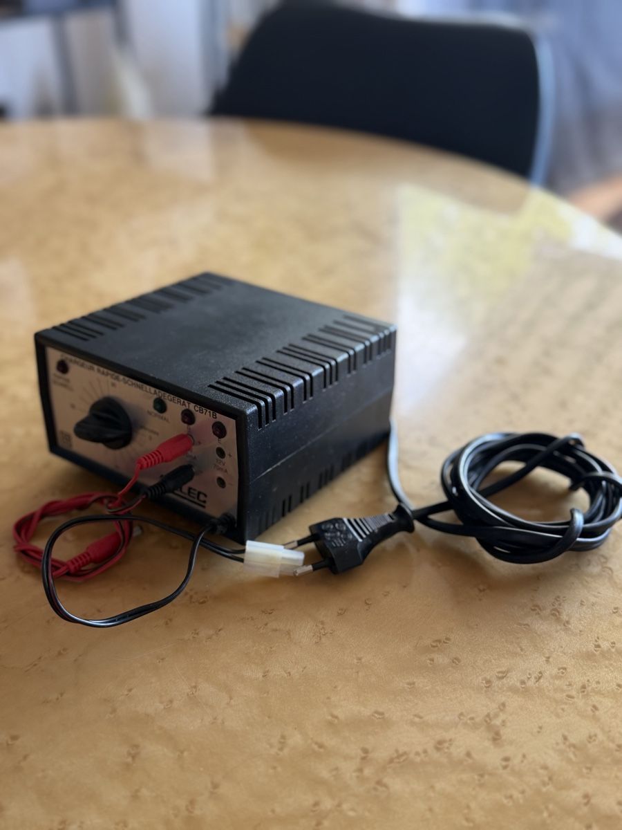 Akkus, Ladegeräte & Netzgeräte: Arlec CB71B Schnellladegerät – Gebraucht aus Wallisellen von Freespacer 3