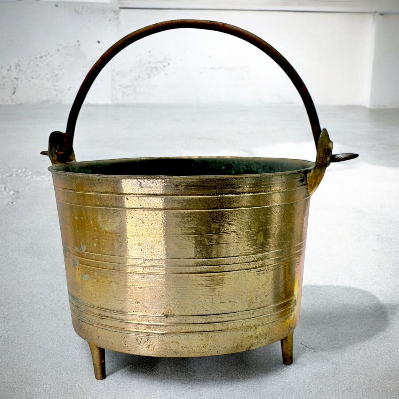 Pentole: Ancienne marmite tripode en bronze avec pieds et anse – Usato da Morges venduto da Auct