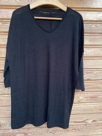 Schwarzes Shirt Größe L im Fledermausstil