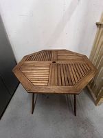  Hochwertiger Gartentisch und 4 Stühle